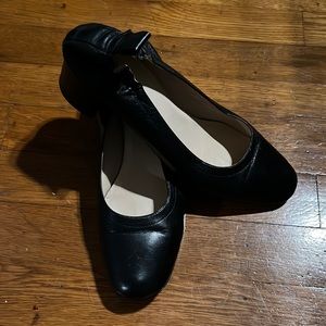Everlane Italian Leather Day Heel in black. Women’s size 8.